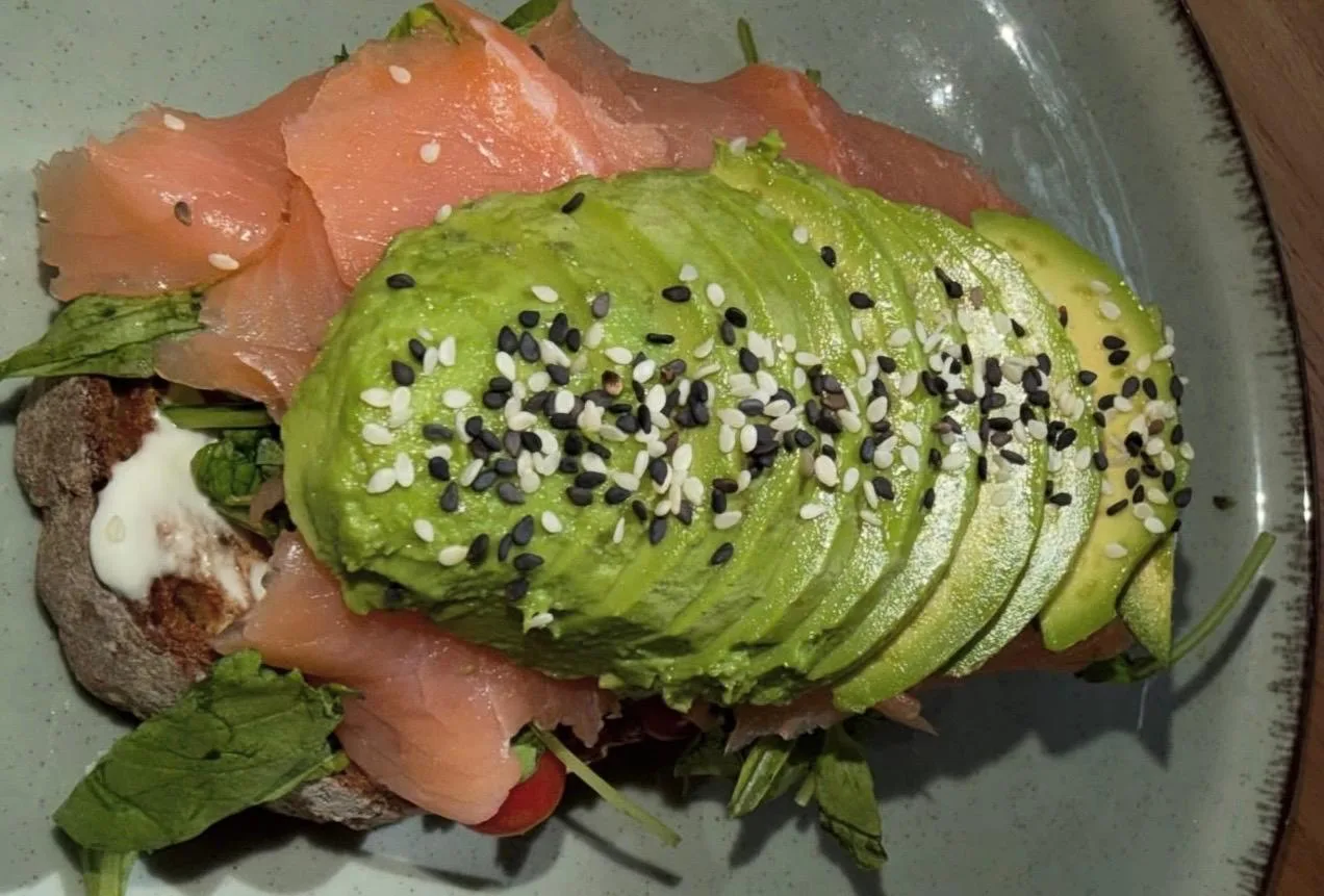 Tostada de salmón ahumado y palta con sésamo