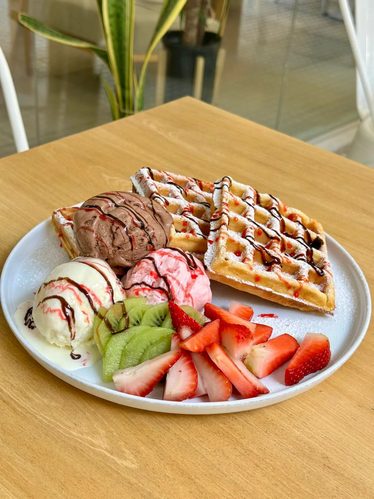 Waffles con helado, kiwi y frutillas