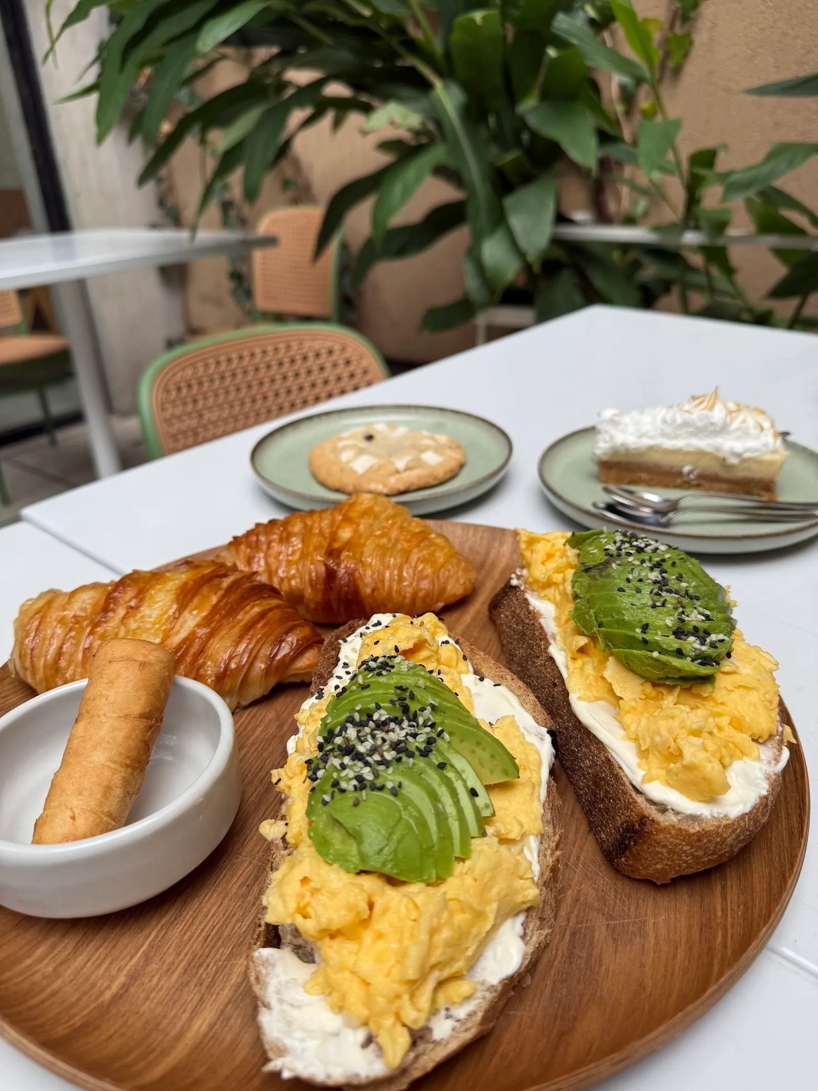 Avocado toasts con huevo revuelto y croissant